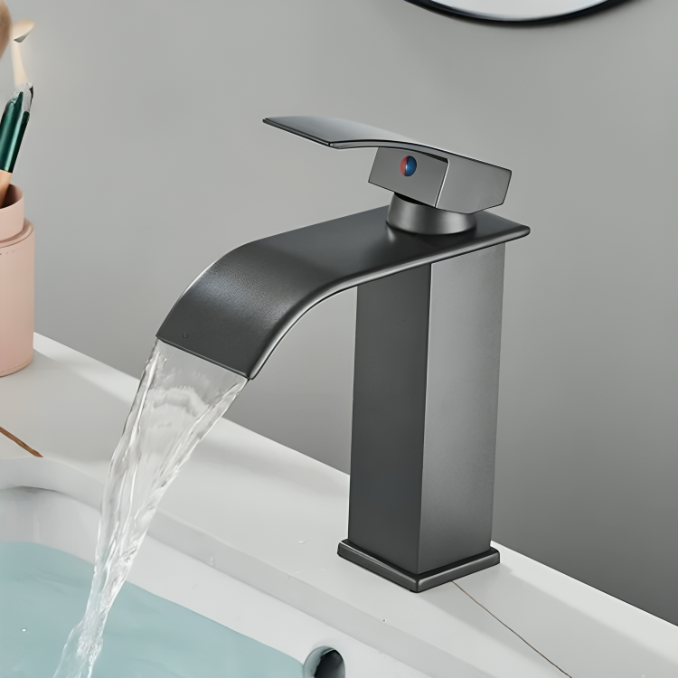 Robinet cascade doré salle de bain