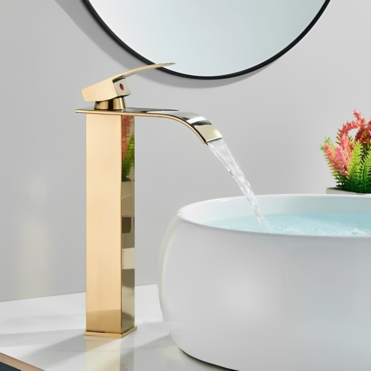 Robinet cascade doré salle de bain