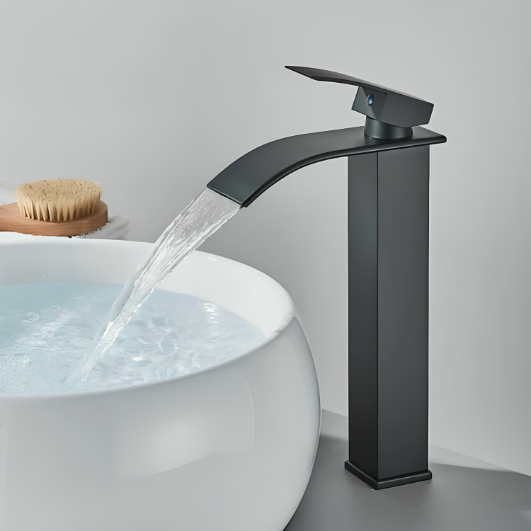 Robinet cascade doré salle de bain