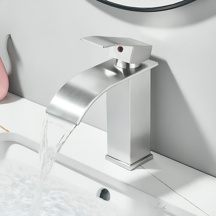 Robinet cascade doré salle de bain