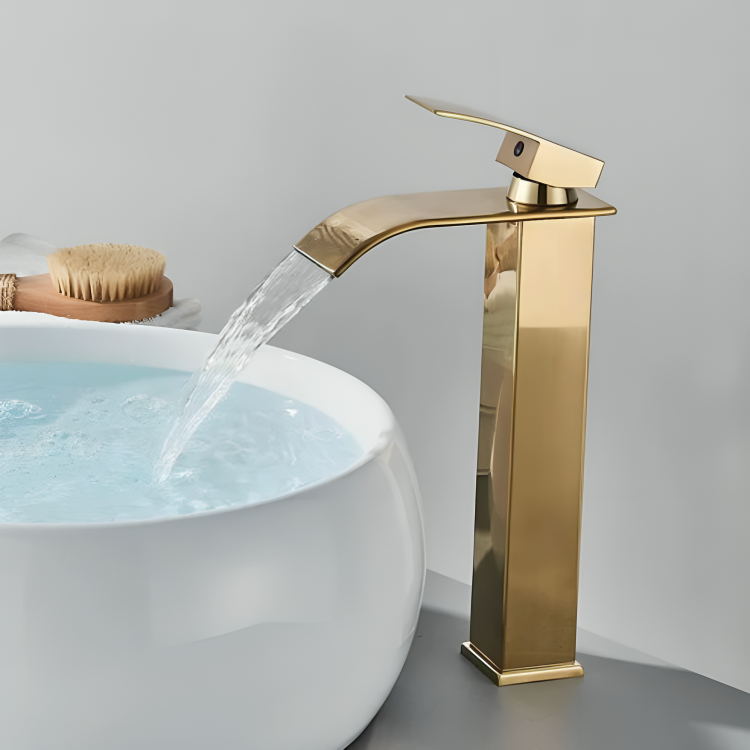 Robinet cascade doré salle de bain