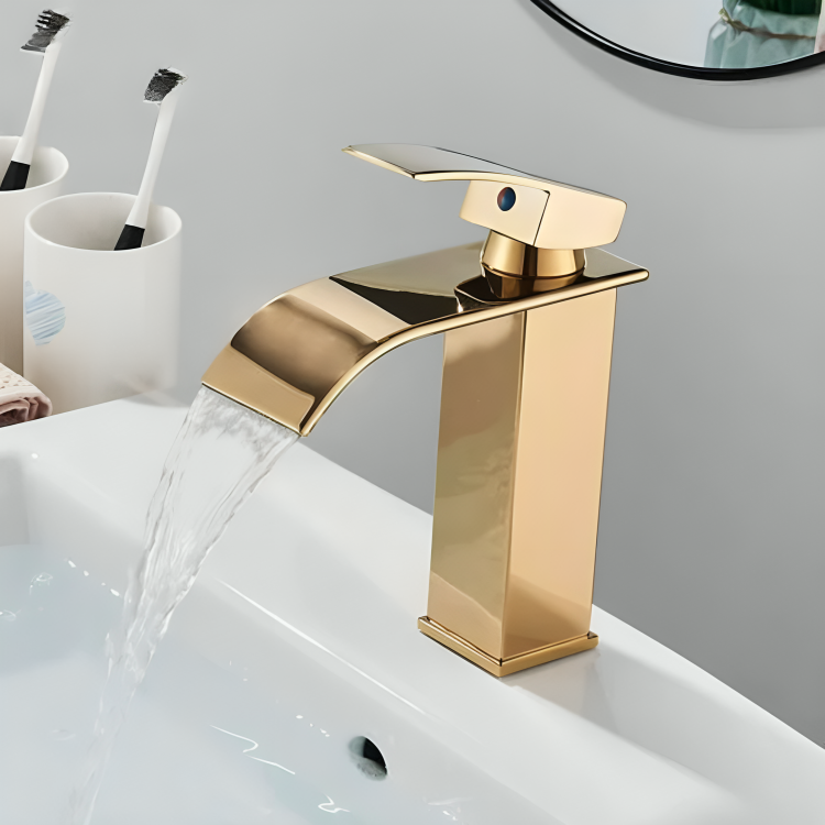 Robinet cascade doré salle de bain